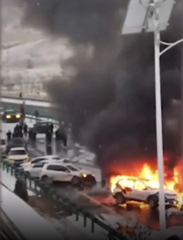 網上片段顯示，多車相撞後，有車輛起火冒煙。 網片截圖