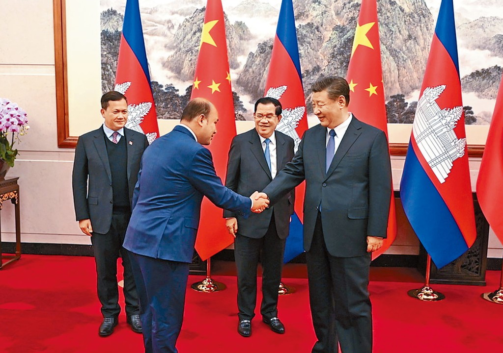 習近平（右）昨天會見到訪的洪森（右二）及其兩名兒子。