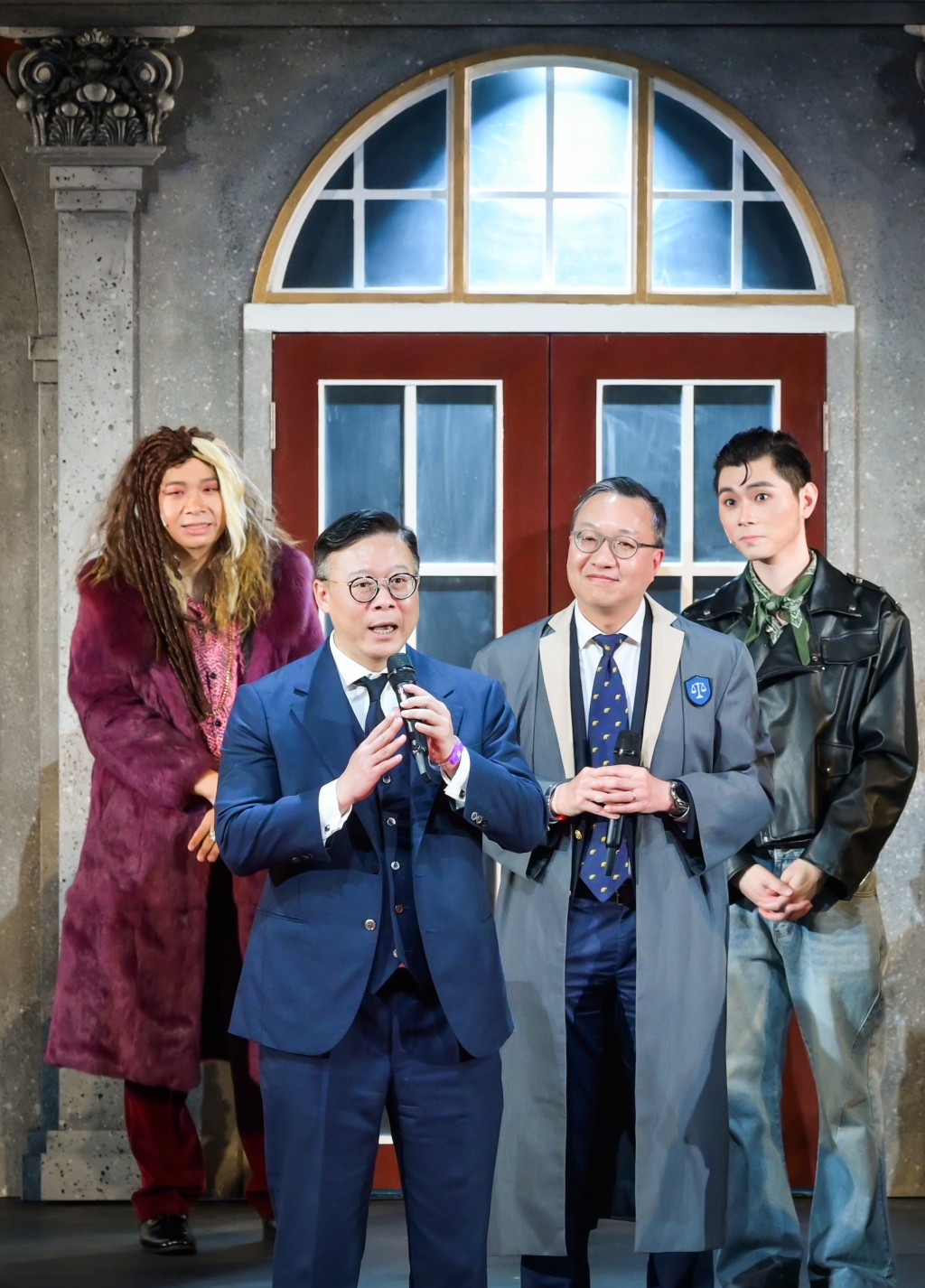 林定國(右二)和張國鈞(左二)在《律政學院摘星大冒險》粉墨登場。