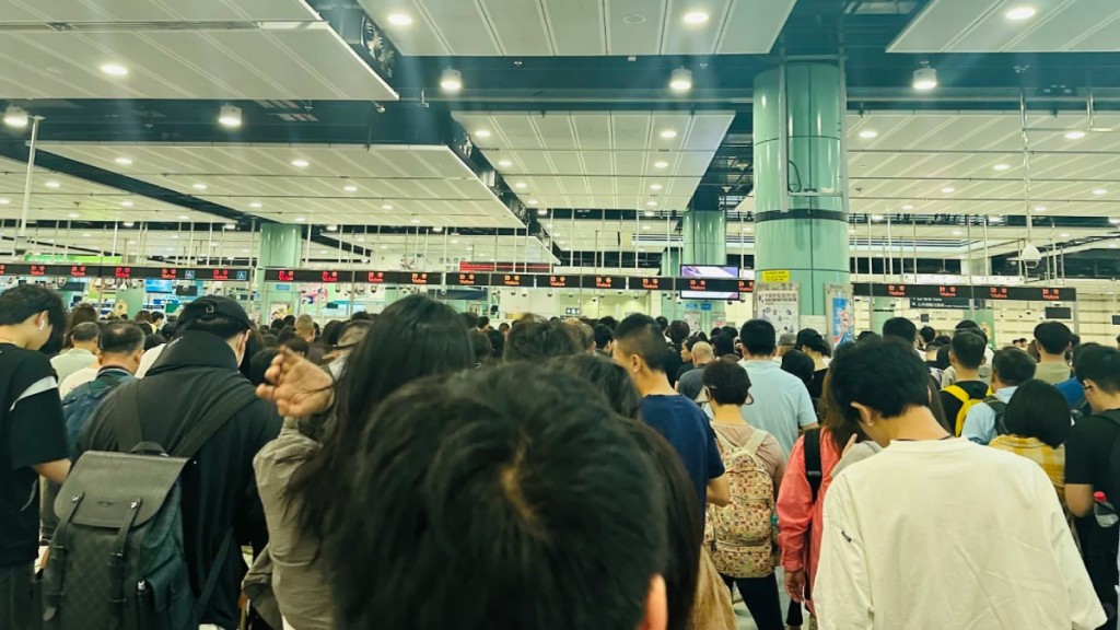 深圳邊檢估計，今晚8時起會迎來「五一假期」結束的返港高峰。