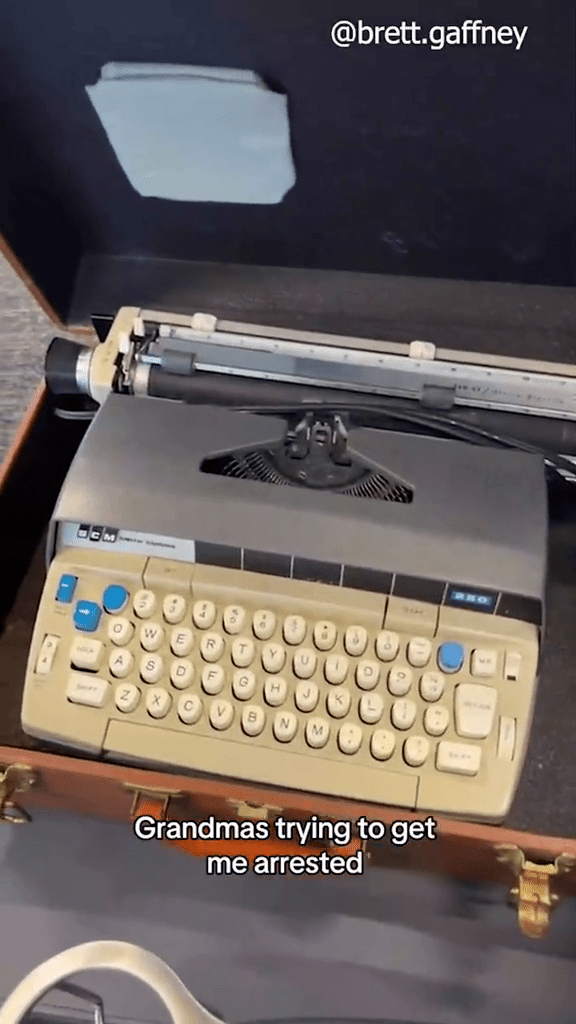 布雷特稱由於打字機已經是老古董了，所以他特別訂購了新的色帶和潤滑油。