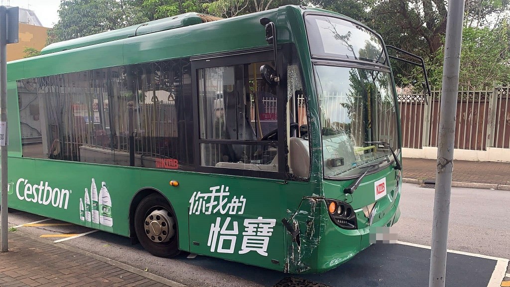 巴士车身损毁。fb： 马路的事讨论区