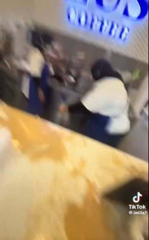 有大馬咖啡店店員與疑是中國的女遊客爆爭執，被對方潑咖啡。TikTok@iml3x7