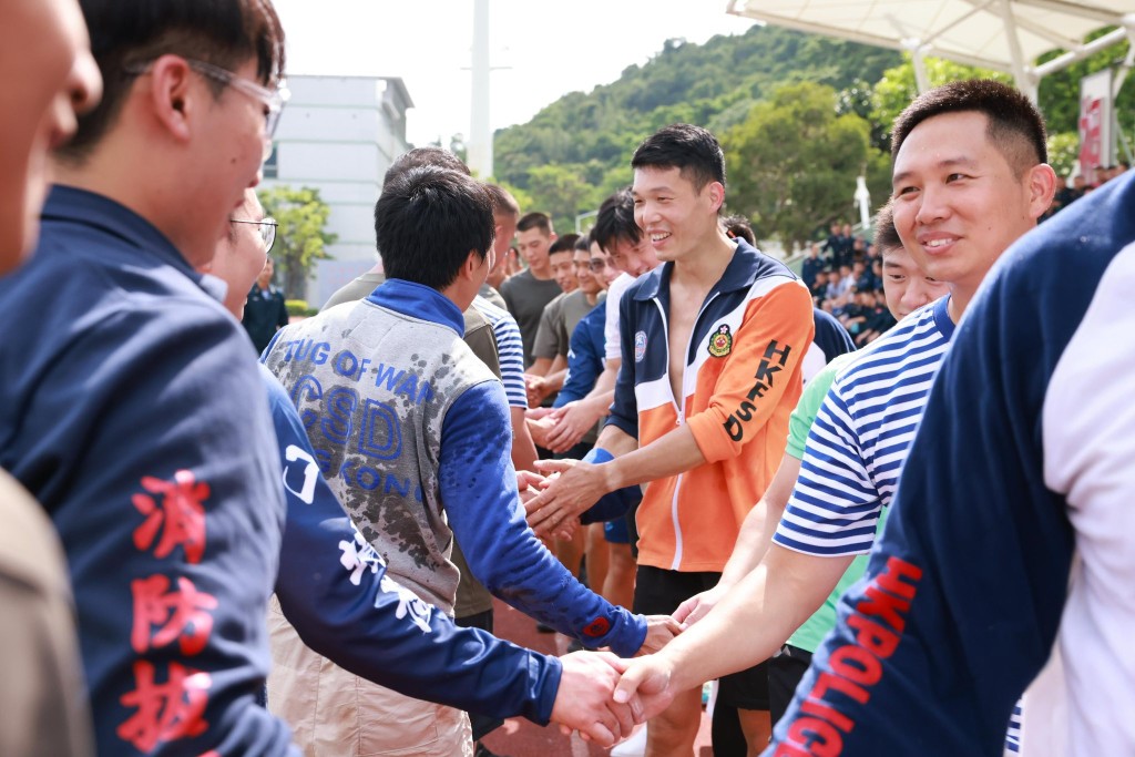 保安局各紀律部隊代表今日到昂船洲軍營,與駐港解放軍上演一場體育文化交流活動。 保安局各紀律部隊代表今日到昂船洲軍營,與駐港解放軍上演一場體育文化交流活動。