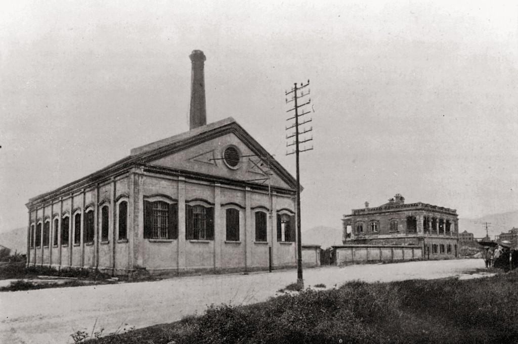 1903年落成及啟用位於紅磡漆咸道的首座燃煤發電廠 / The first coal-fired power station on Chatham Road in Hung Hom commissioned in 1903 1903年落成及啟用位於紅磡漆咸道的首座燃煤發電廠 / The first coal-fired power station on Chatham Road in Hung Hom commissioned in 1903