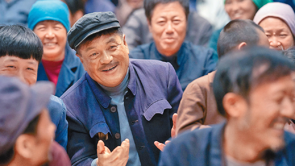 狡猾農民■尤勇智飾李大有,湧泉村的吊莊困難戶,有農民的狡猾和小自私,是移民區每項工作中最大的「刺頭」。