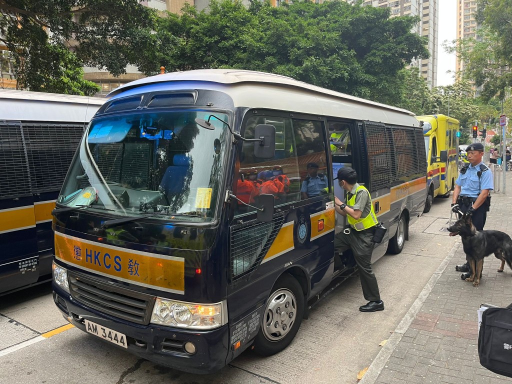 意外被撞囚車被移至黃大仙下邨附近,以免阻塞道路。 意外被撞囚車被移至黃大仙下邨附近,以免阻塞道路。