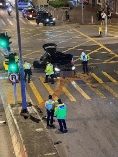 警員接報到場,在馬路舖上木糠,並發現車內空無一人。facebook群組「車cam L(香港群組)」 警員接報到場,在馬路舖上木糠,並發現車內空無一人。facebook群組「車cam L(香港群組)」