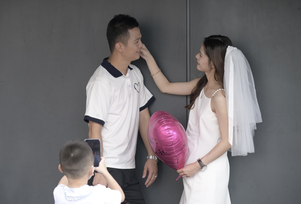 來自惠州的新人張生張太特意選擇在今日「5.20」註冊結婚。陳浩元攝