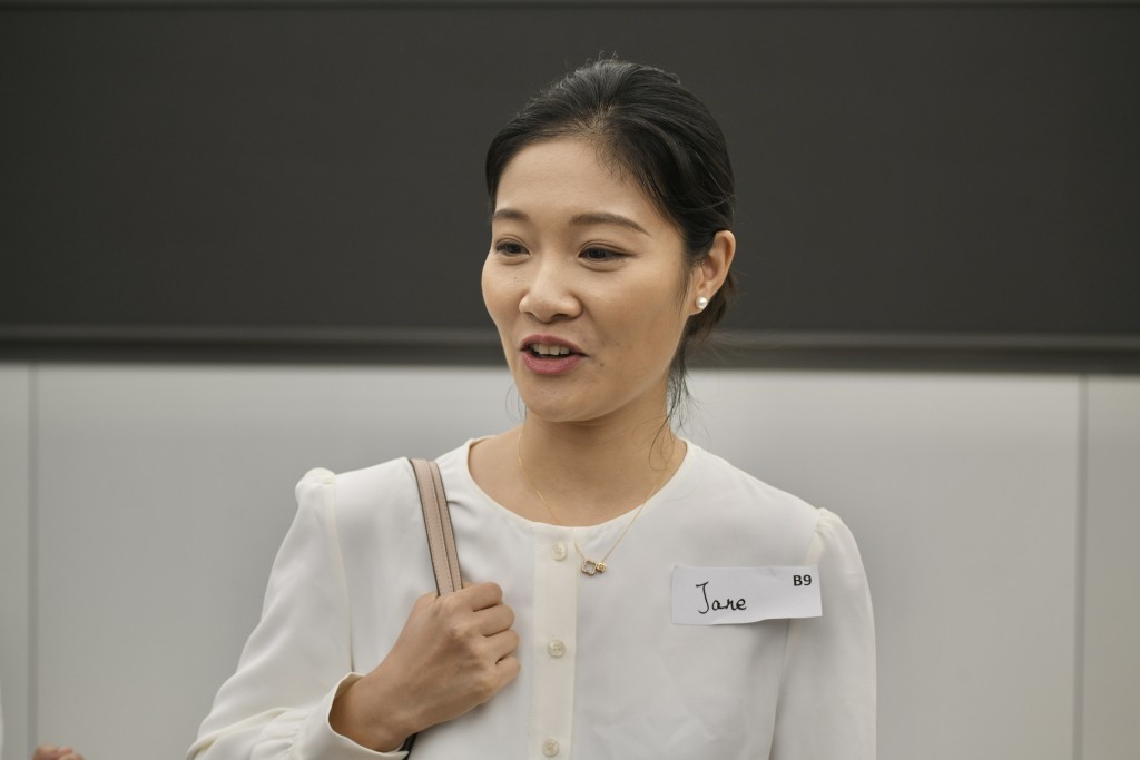 来自广州的邓小姐表示，任何公司都有专业水平较低的员工，国泰歧视非英语客风波事件没影响投考意欲。陈浩元摄