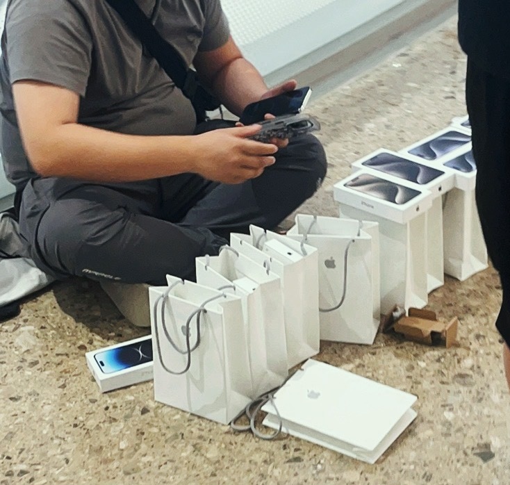 大批黃牛黨在蘋果專門店外收購iPhone 15。微博