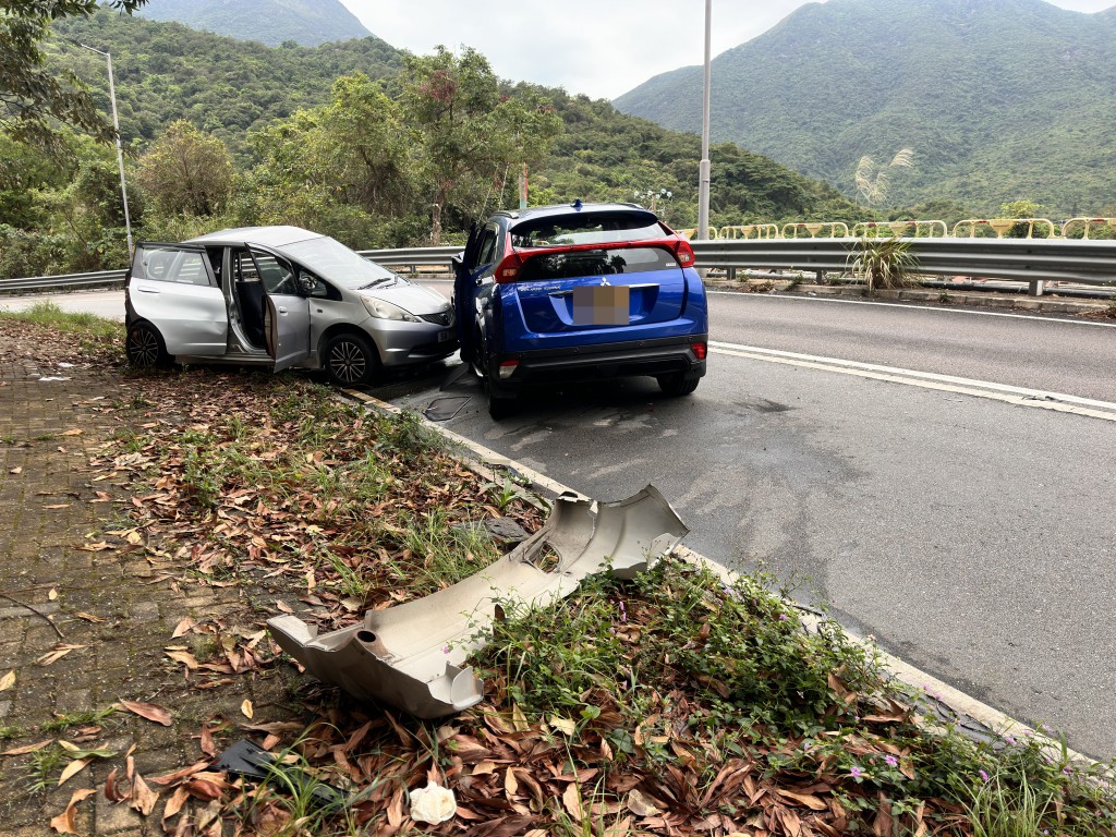 东涌道2私家车相撞，女司机留医1日后不治。梁国峰摄