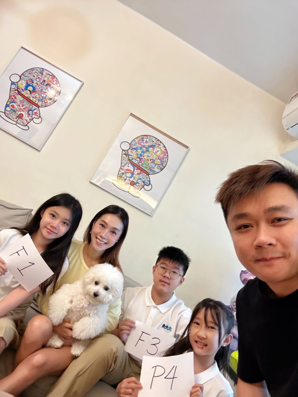 黃心穎家姐黃心妙分享三個仔女開學照片。