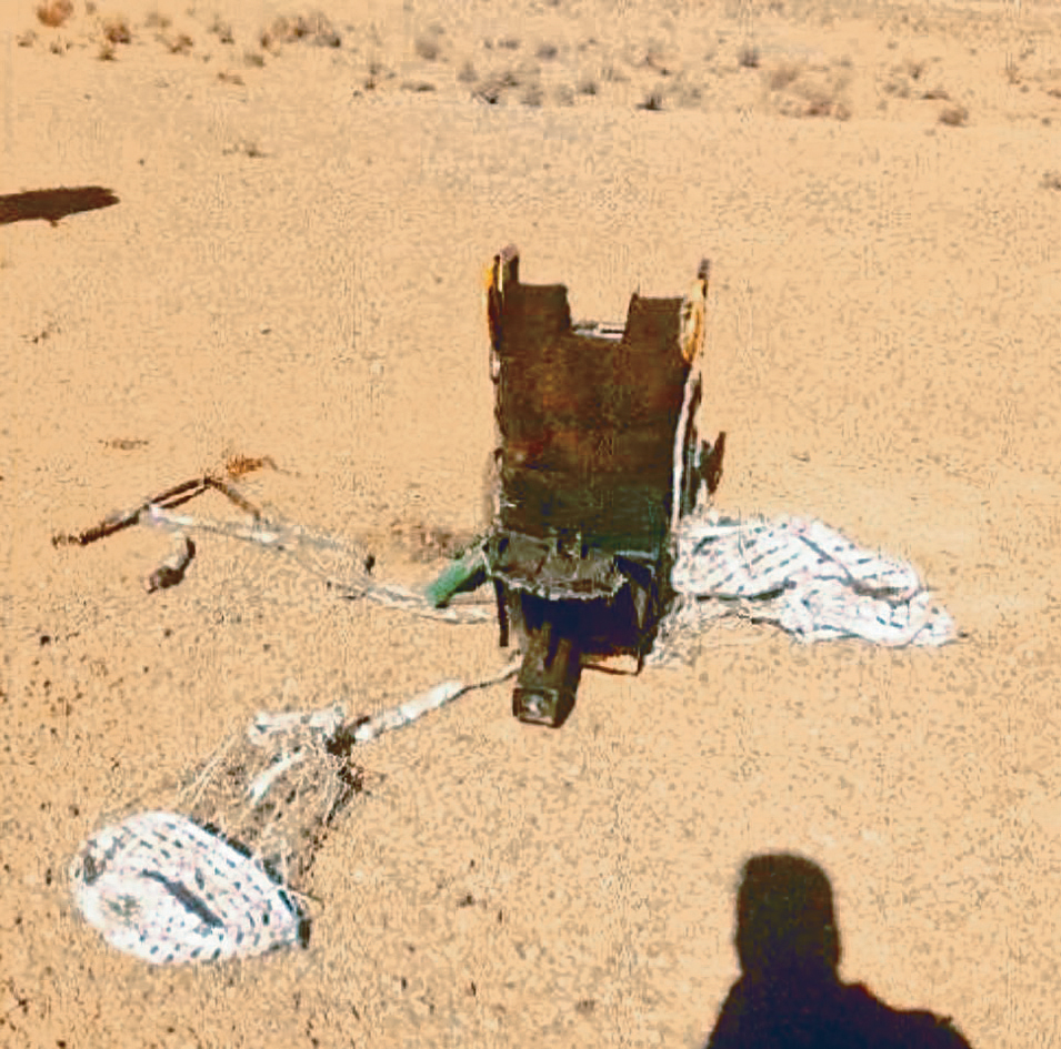 在伊朗沙漠地區拍攝的照片，顯示美軍戰機的彈射座椅及降落傘，機員則下落不明。