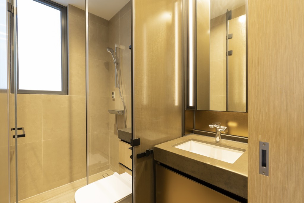 浴室设有窗户，室内空气更流通。