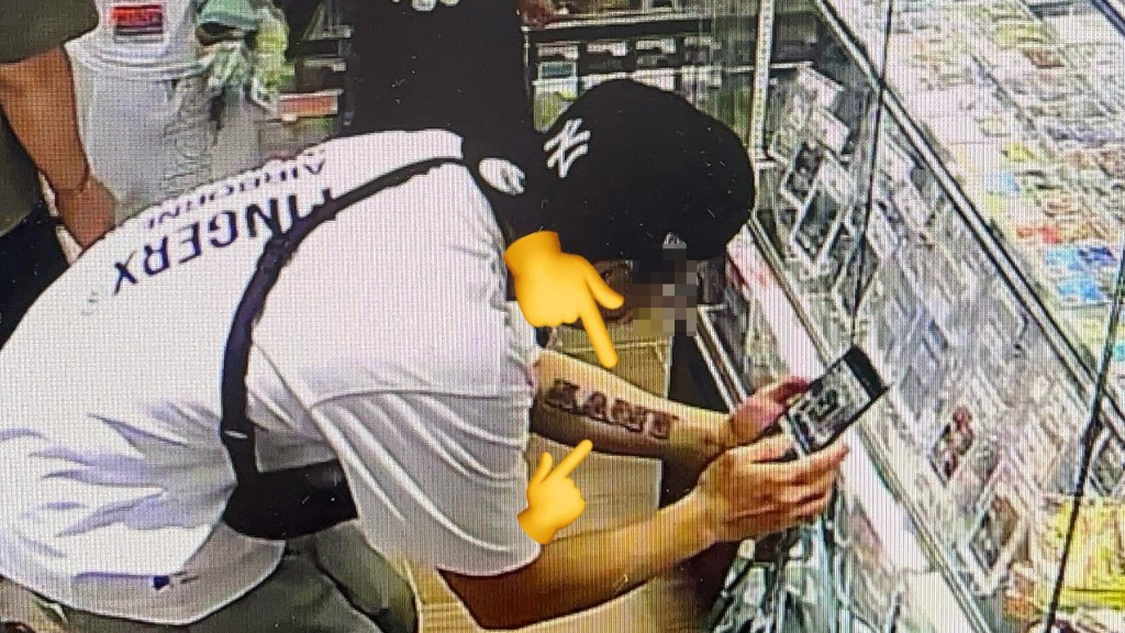 cap帽男佯裝顧客在卡牌櫃前查看,其間又拿出手機拍照。網上圖片 cap帽男佯裝顧客在卡牌櫃前查看,其間又拿出手機拍照。網上圖片