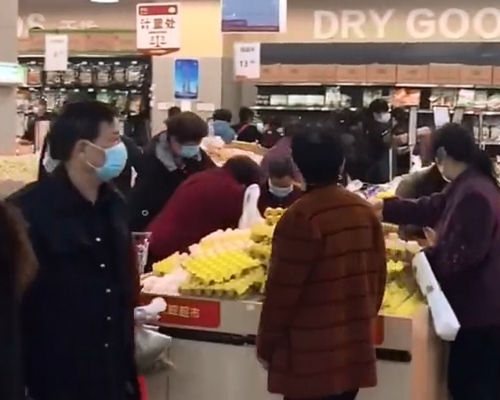 內地多處超市出現購物潮。影片截圖