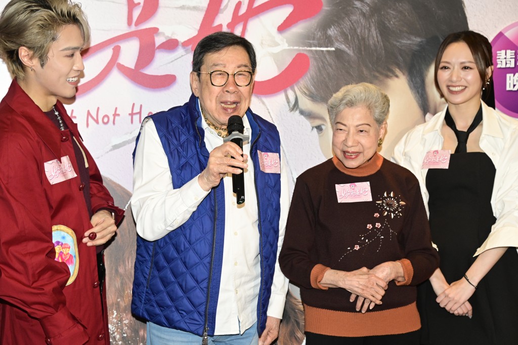 大家在活动上为1月18日生日的胡枫预祝92岁生日。