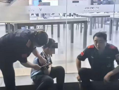 王某某（中)離家出走3天，未能與父親見最後一面。極目新聞