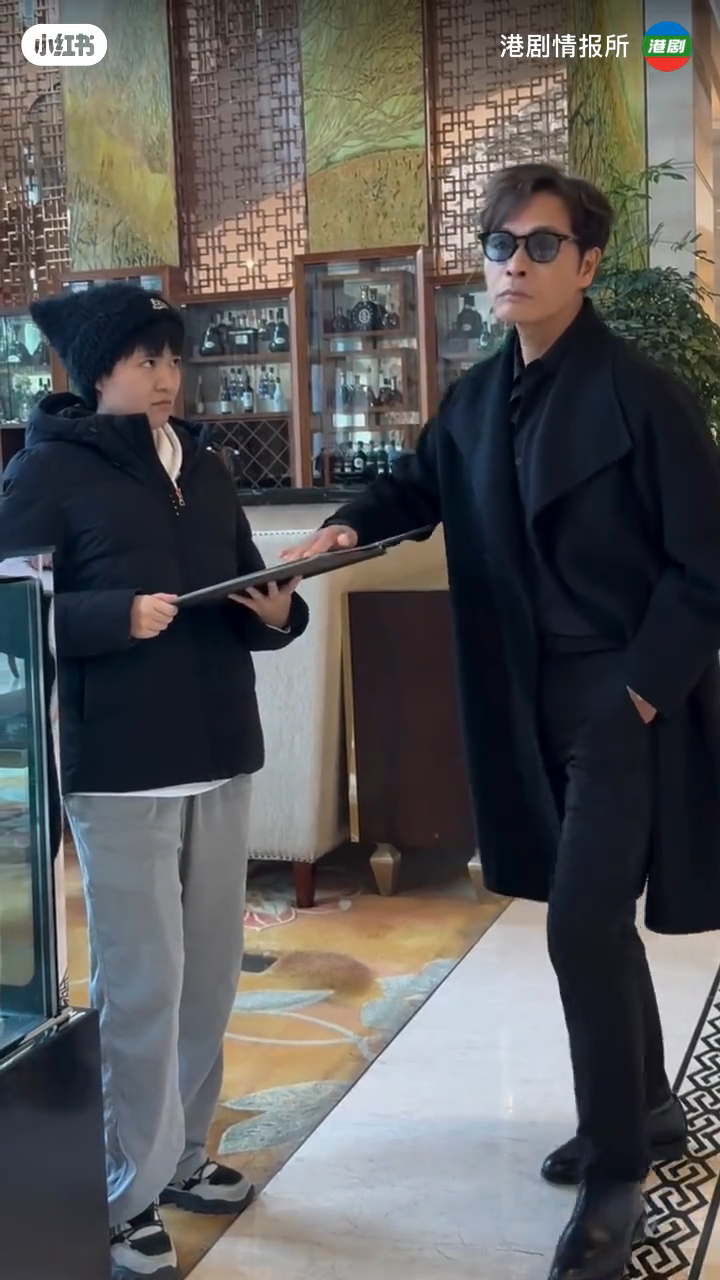 郭晉安無端為女途人簽名。 郭晉安無端為女途人簽名。