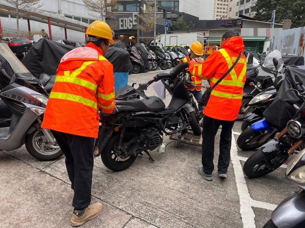 行動中一共拖走9部遺棄電單車。警方圖片