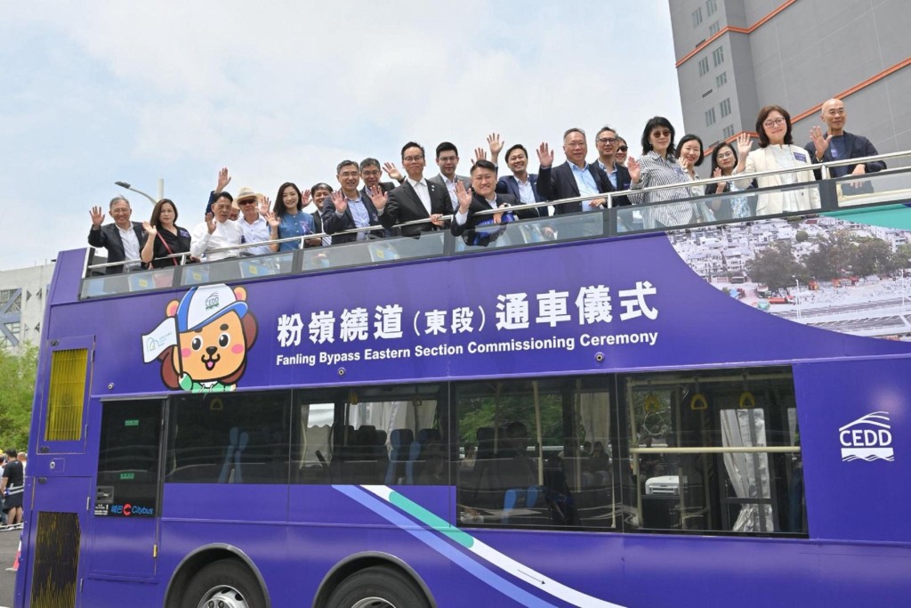 通車儀式主禮嘉賓在繞道上乘坐開篷巴士。甯漢豪fb 通車儀式主禮嘉賓在繞道上乘坐開篷巴士。甯漢豪fb