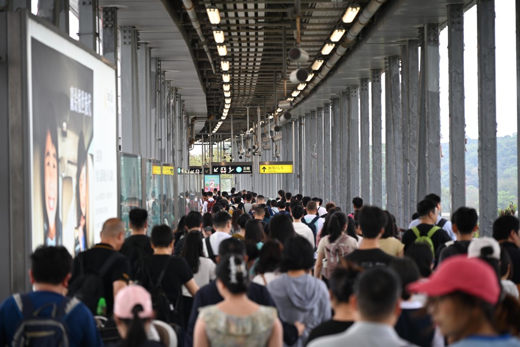 港鐵羅湖站前往月台的天橋擠滿人。