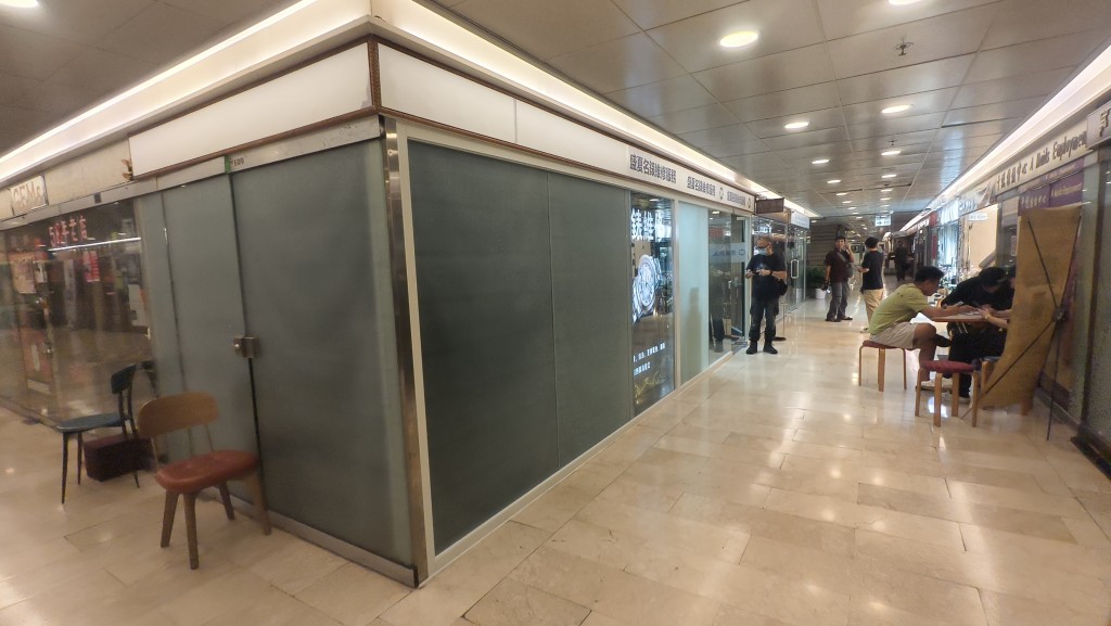 職員騙走名錶後，穿過暗門至錶行後方一空舖逃遁。