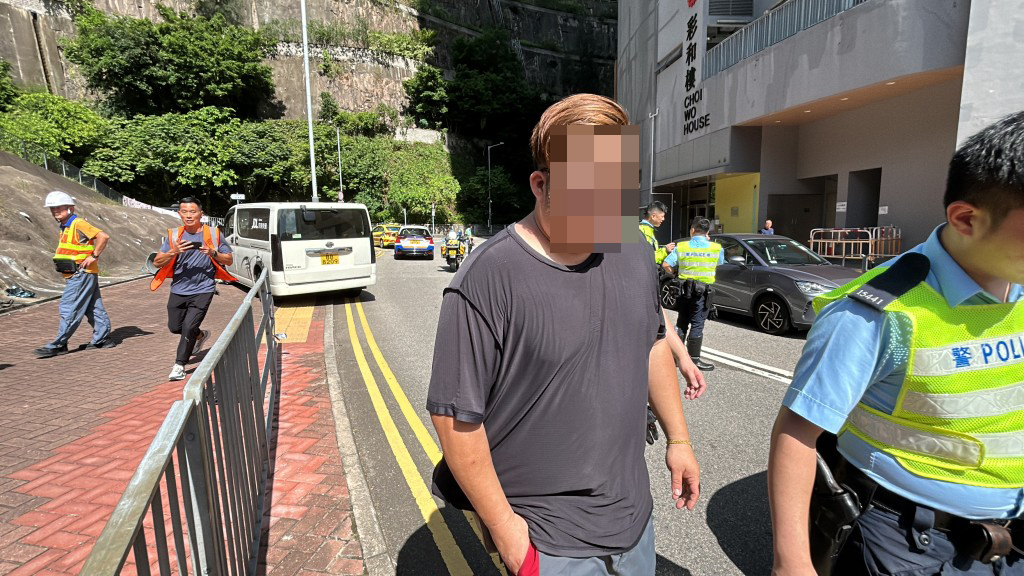 警方以涉嫌「危險駕駛」拘捕41歲客貨車司機。