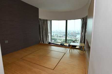 主人套房前望避風塘一帶海景，設地台增加貯物空間。