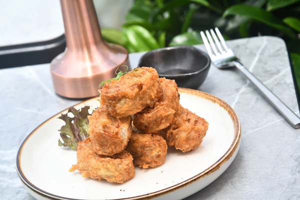 眼淚蝦棗 $68新鮮蝦肉混合洋葱、乾葱及香料調味後，手剁成蝦棗炸至香口，百分百古早風味。