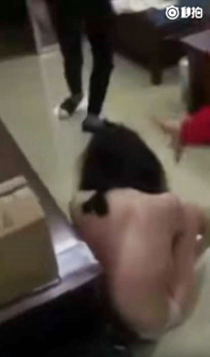 小三被大婆怒打。影片截圖
