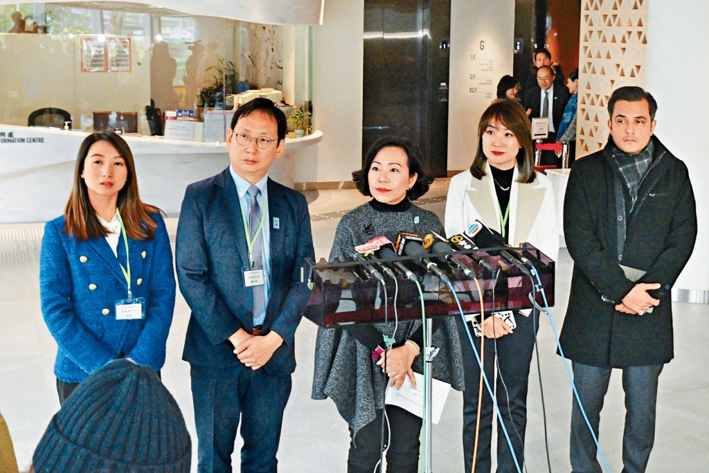 麥美娟昨為候任區議員分上下兩場，舉辦地區治理培訓班，介紹區議員履職監察指引等細節。 
