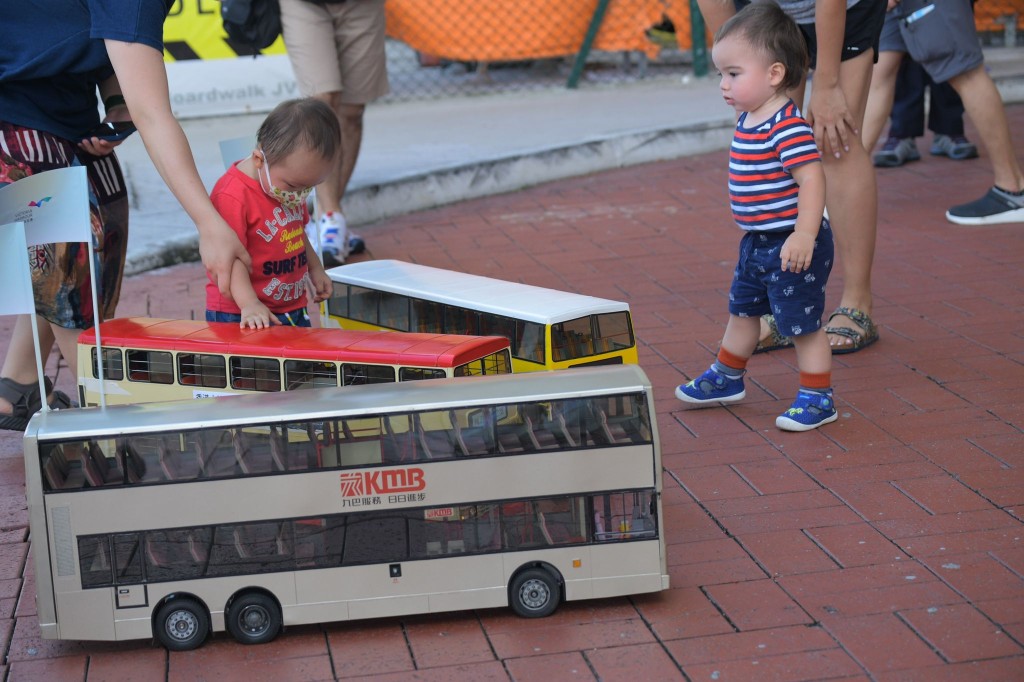 仿真遥控模型巴士大受小朋友欢迎。