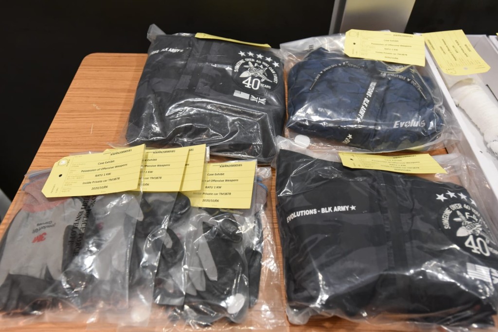 警方展示涉案武器及工具。