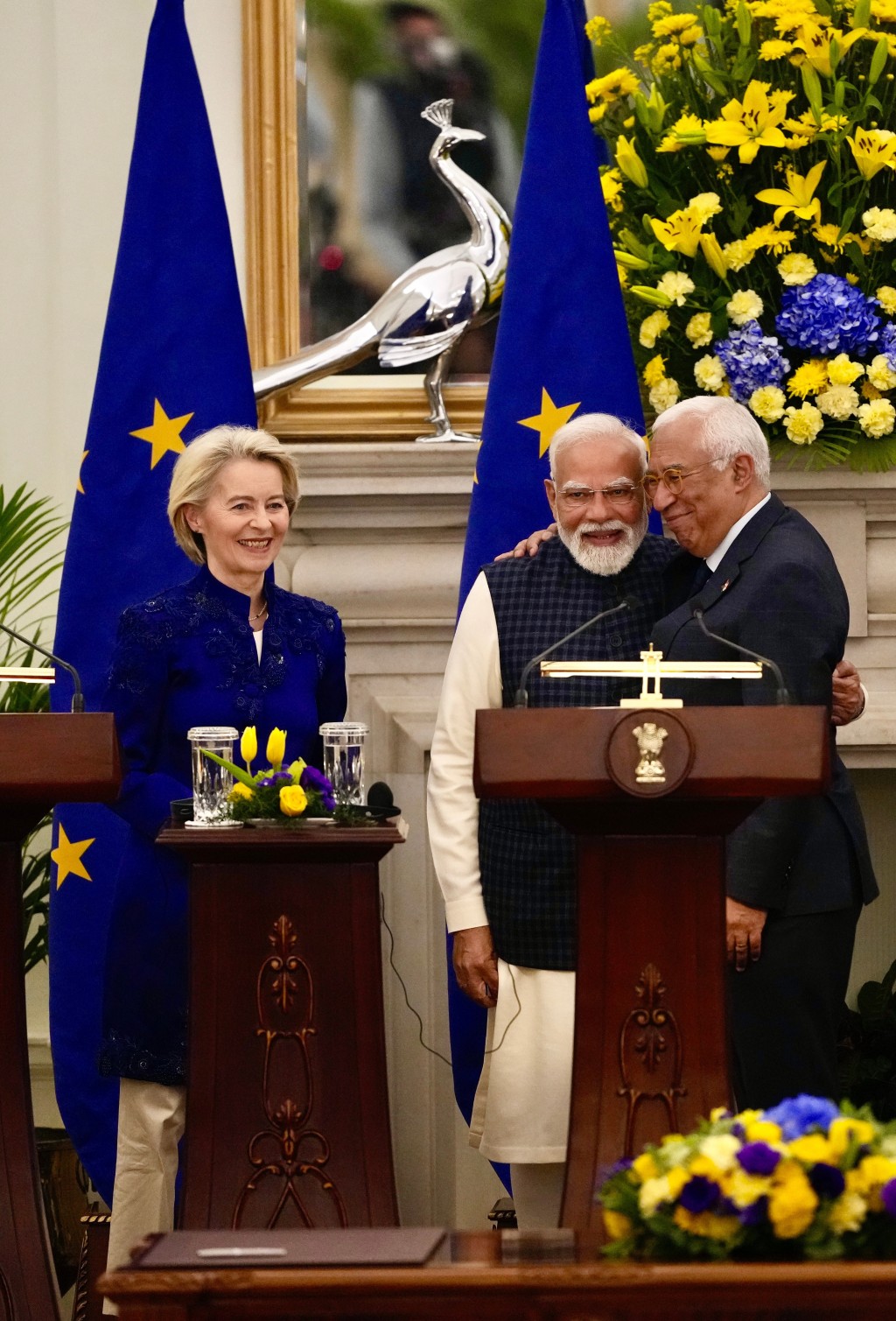 印度总理莫迪昨日与欧盟委员会主席冯德莱恩、欧洲理事会主席科斯塔在新德里共同公布协议内容。美联社