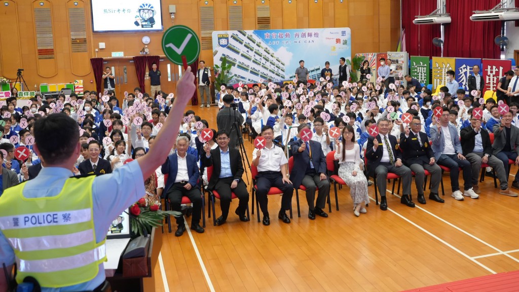 新界北交通道路安全組警長向學生分享騎行安全要訣，並進行問答環節 。