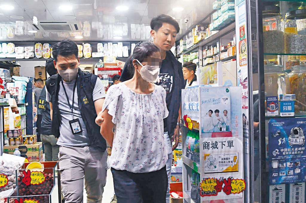 將貨物轉售予藥房的姓鄺婦人被捕。