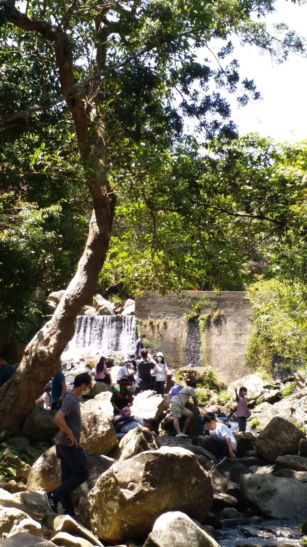 小夏威夷瀑布由多條石澗組成,玩耍時緊記注意安全。 小夏威夷瀑布由多條石澗組成,玩耍時緊記注意安全。