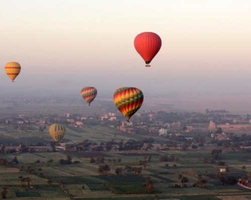 埃及熱氣球活動備受遊客追捧。AP圖片