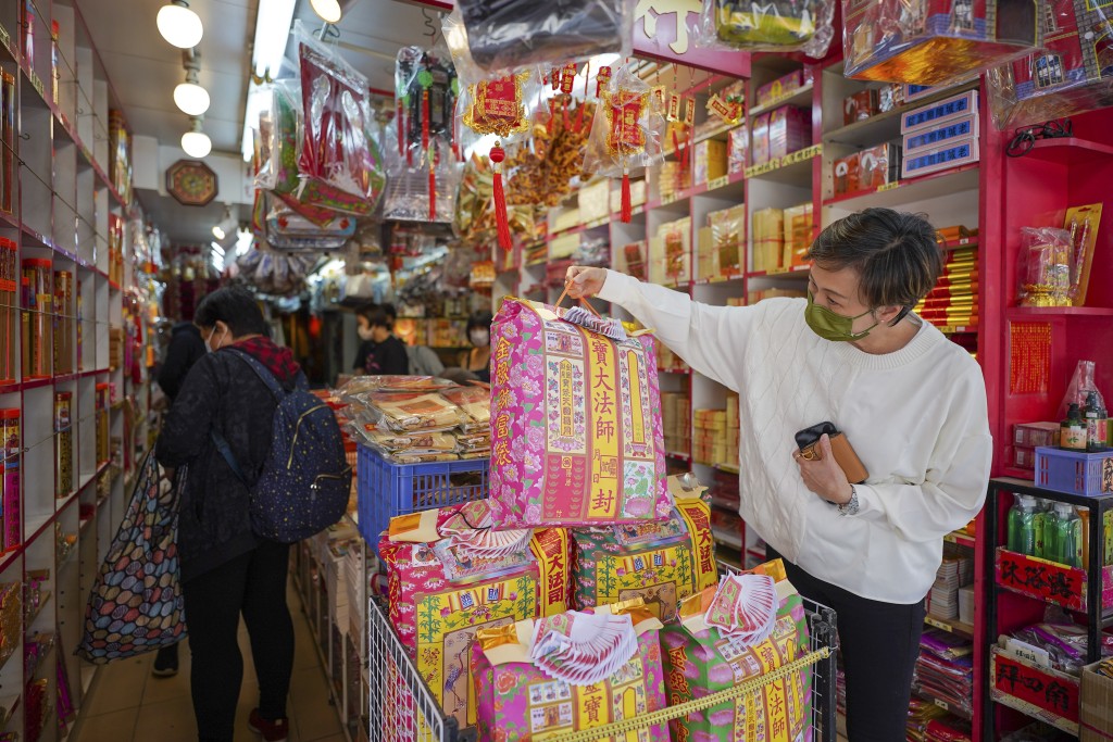 清明祭祖,孝子賢孫會選擇燒衣包給先人聊表心意。(資料圖片) 清明祭祖,孝子賢孫會選擇燒衣包給先人聊表心意。(資料圖片)