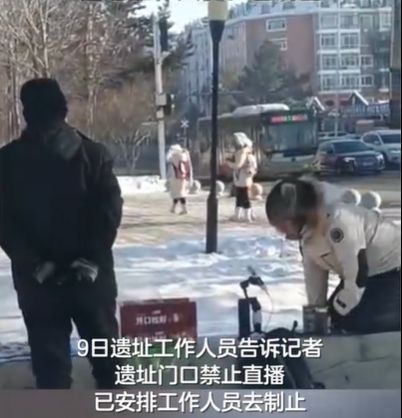 鏡頭一轉，一男子跪地對著手機屏幕在直播帶貨。
