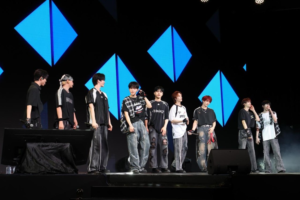 “多谢香港!” “多谢香港!”