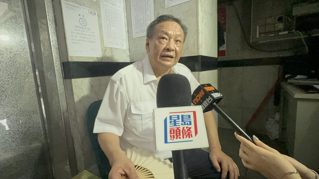 看更張先生指昨日見到起火單位男住客購入一把新風扇。梁國峰攝 看更張先生指昨日見到起火單位男住客購入一把新風扇。梁國峰攝