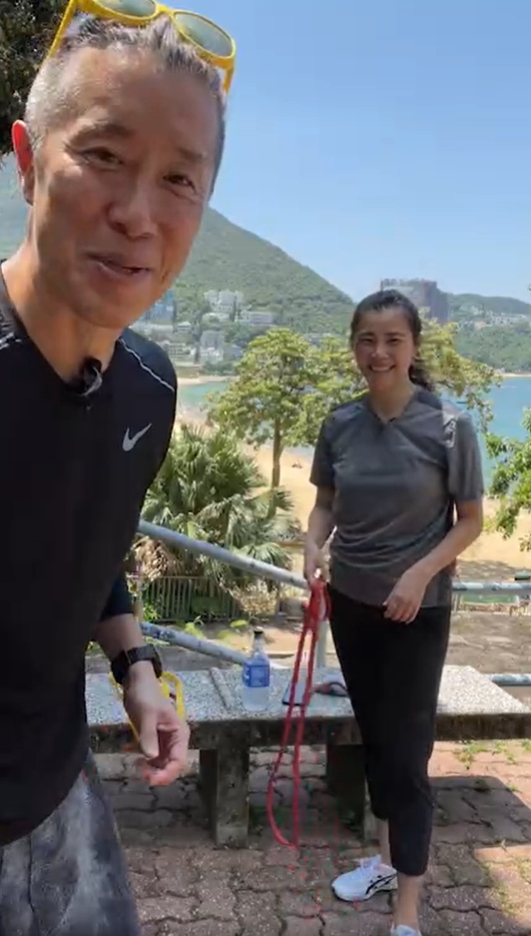 Yoyo聯同一名拉筋專家K sir 齊齊開live。