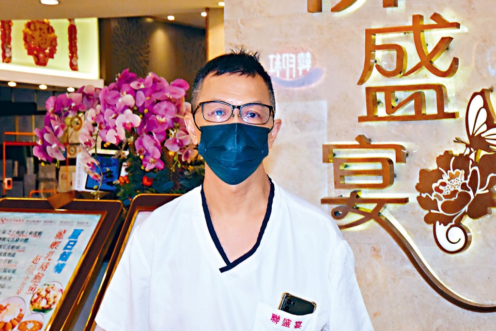 在鑽石山荷里活廣場兇殺案中,「擸凳」制止疑兇的廚師何兆輝獲頒發銅英勇勳章。