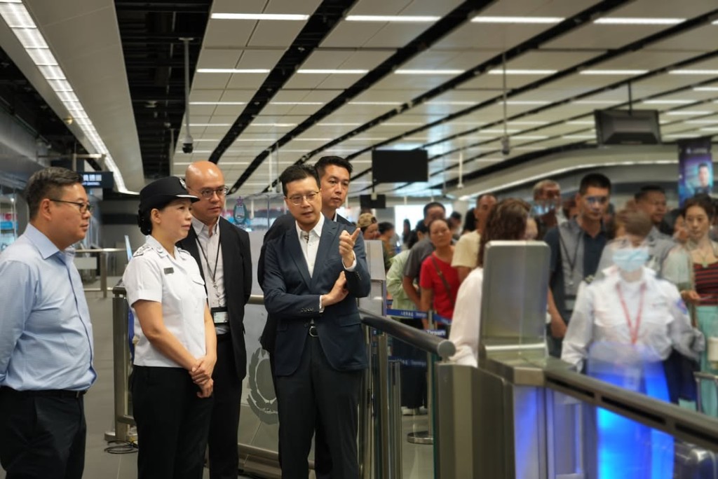 入境處高層今日前往香園圍、落馬洲支線及深圳灣管制站視察。入境處IG
