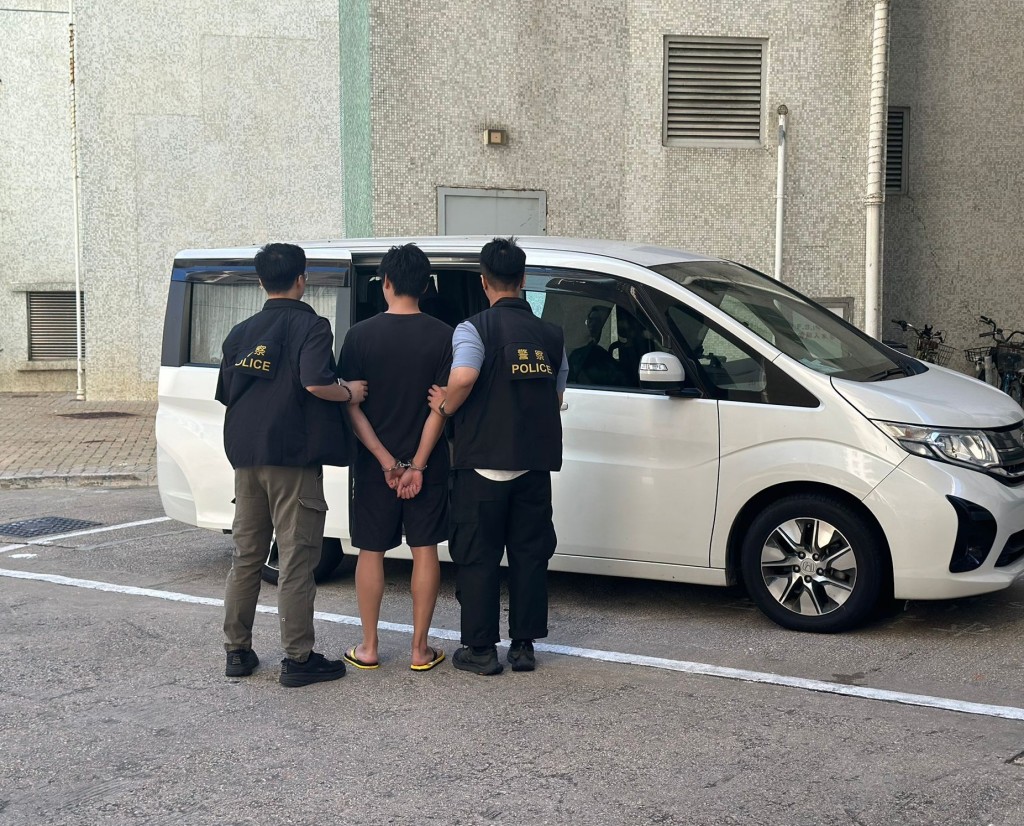 行動中，警方拘捕兩名男子。警方提供