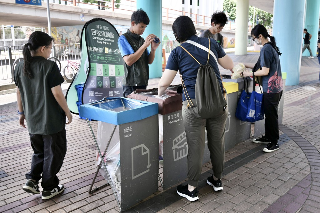 逾8成受訪者表示「非常同意」和「同意」現時市民的減廢回收意識和參與度正逐步提高。 逾8成受訪者表示「非常同意」和「同意」現時市民的減廢回收意識和參與度正逐步提高。