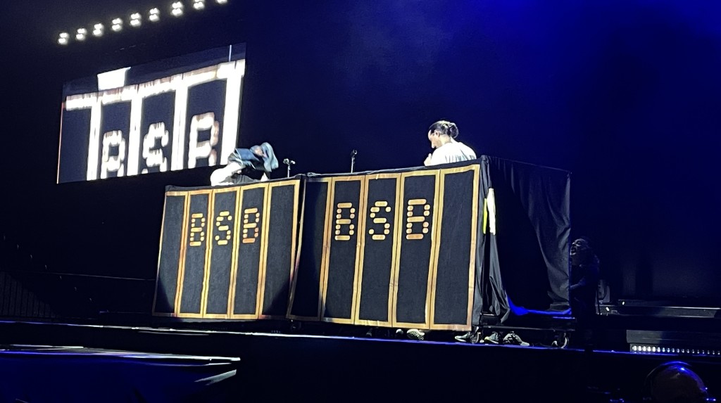 AJ與Kevin更將Backstreet Boys的台上換衫環節再度帶上舞台。